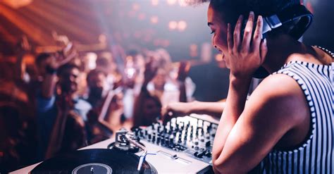 how to dance at a bar: choosing the right playlist for your night out